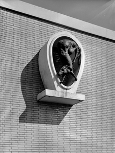 87154 Afbeelding van het door Jan van Luyn vervaardigde beeld 'De Rioolrat' op de gevel van het Rioolgemaal aan de ...